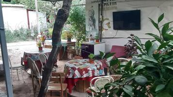 Family Quadruple Room | Outdoor dining