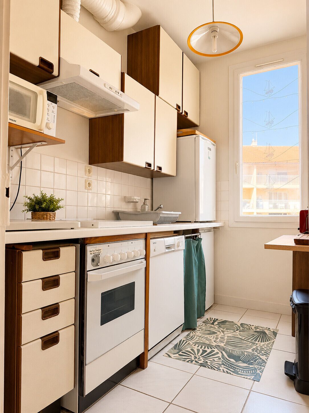 Kaffe- och tebryggare, kylskåp, mikrovågsugn och ugn