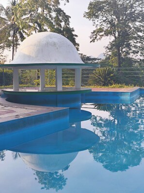 Outdoor pool - Wayanad Cave N Pillar Resort (Krishnagiri)