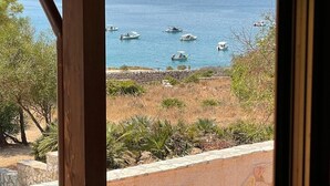 Un muro de piedra con vista al mar y barcos.