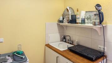 Réfrigérateur, four, plaque de cuisson, cafetière/bouilloire