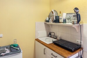 Kylskåp, ugn, spishäll och kaffe- och tebryggare