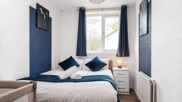 4 bedrooms, iron/ironing board, Internet, bed sheets