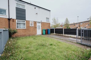 Property grounds - E-Oasis-Etihad-Coop LIVE-Free Parking-Pool Table (Manchester)