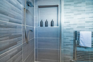 Haartrockner, Handtücher, Seife, Shampoo