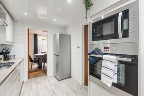 Private kitchen - E-Oasis-Etihad-Coop LIVE-Free Parking-Pool Table (Manchester)