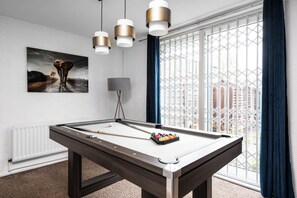 Games room - E-Oasis-Etihad-Coop LIVE-Free Parking-Pool Table (Manchester)