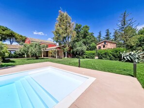 A swimming pool with a clear blue water surface, surrounded by a concrete deck. - Vacation home Vidal by Interhome (Spoltore)