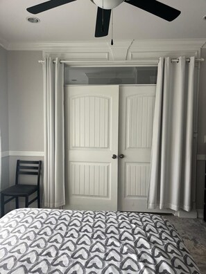 1 bedroom, Internet, bed sheets - Comfortable and spacious bedroom in Langley! (Langley)