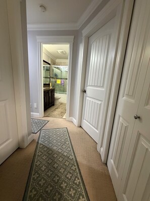 Interior - Comfortable and spacious bedroom in Langley! (Langley)
