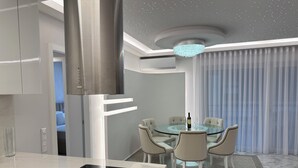 コーヒー / ティーメーカー、冷蔵庫、電子レンジ、オーブン