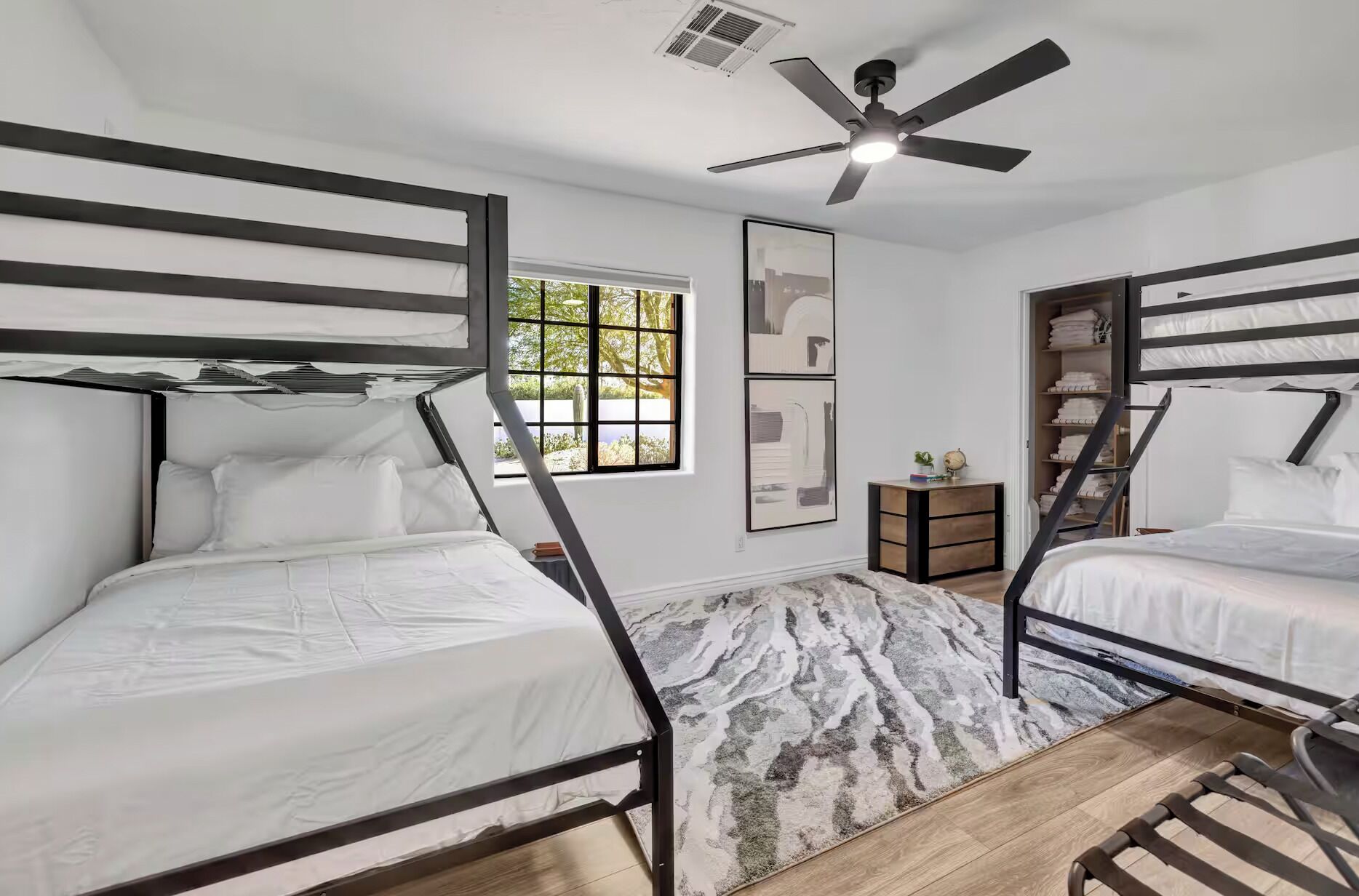 5 chambres, bureau, fer et planche à repasser, lit de bébé portatif
