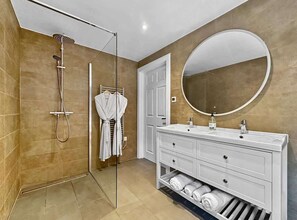 Douche, sèche-cheveux, serviettes fournies, savon
