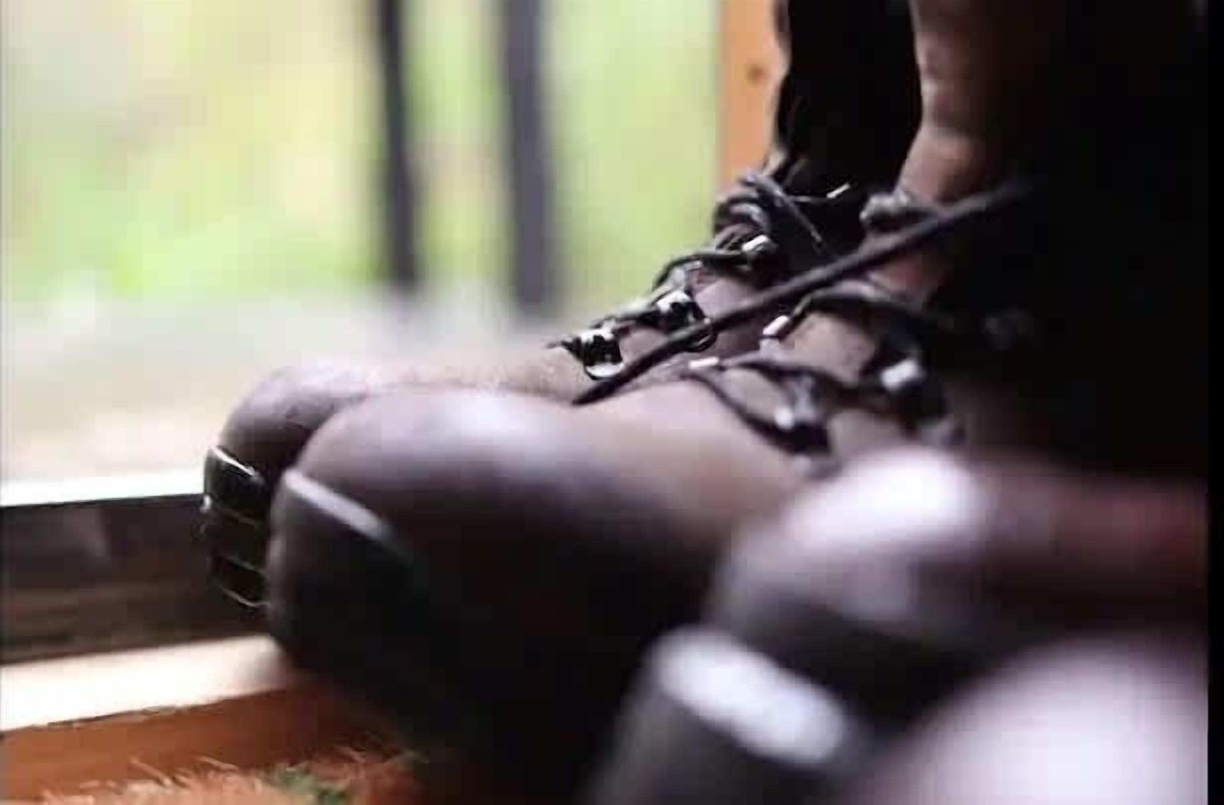 Ein Fuß in einem schwarzen Stiefel, Detailaufnahme.