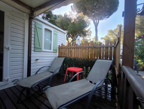 Bungalow very well located near the port of Hyères 200m from the sea