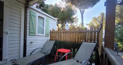 Bungalow very well located near the port of Hyères 200m from the sea