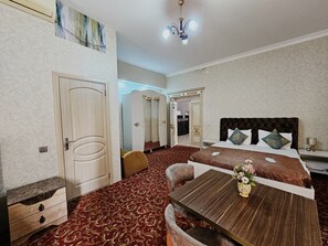 Desk, blackout curtains, soundproofing, iron/ironing board - Soffia Hotel (Baku)