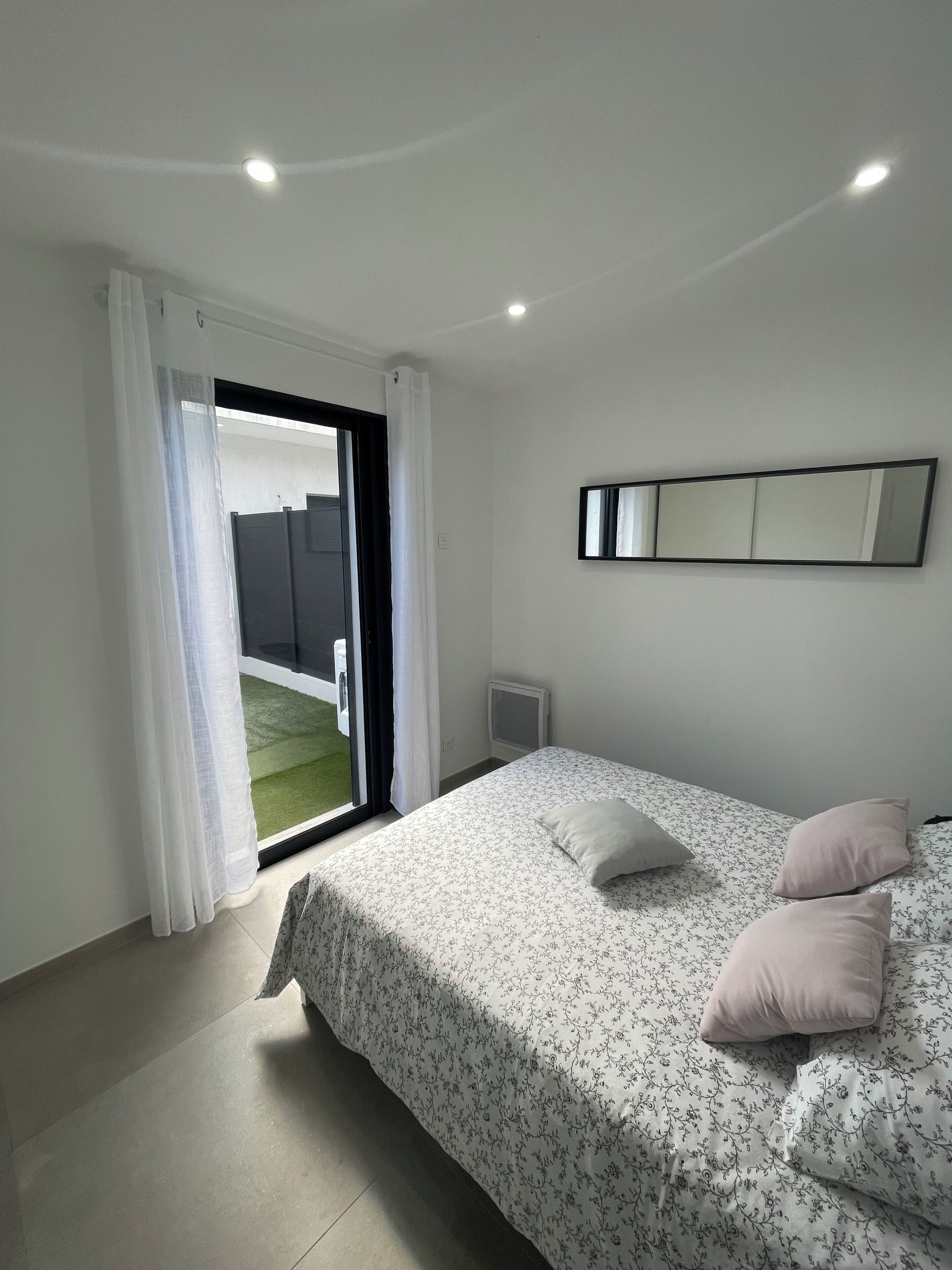 2 habitaciones, tabla de planchar con plancha, internet y ropa de cama 