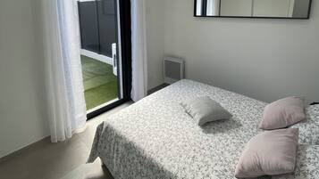 2 habitaciones, tabla de planchar con plancha, internet y ropa de cama