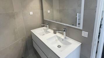 Douche, sĂšche-cheveux, serviettes fournies, savon