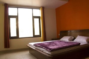 Desk, free WiFi - Dharamsala Hill Town Hotel (Dharamshala)