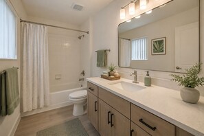 Junior-Zimmer | Badezimmer | Kostenlose Toilettenartikel, Haartrockner, Handtücher, Seife