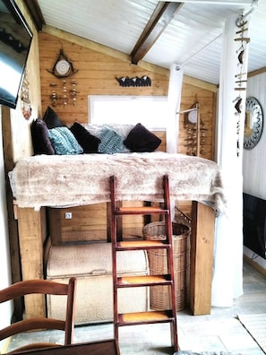 A cozy cabin-style room with a bunk bed, wooden walls, a ladder, and a woven basket. - Studio with terrace Port de St Goustan (Auray)