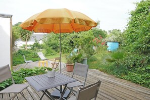 Outdoor dining - Vrbo Property (Auray)