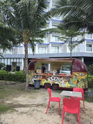 Outdoor dining - Arena Cam Ranh Condotel With Beachfront (Bắc Cam Ranh)