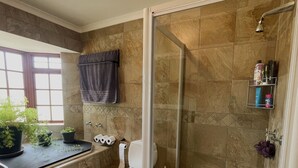 Ein Badezimmer mit Dusche, Toilette und Waschbecken.