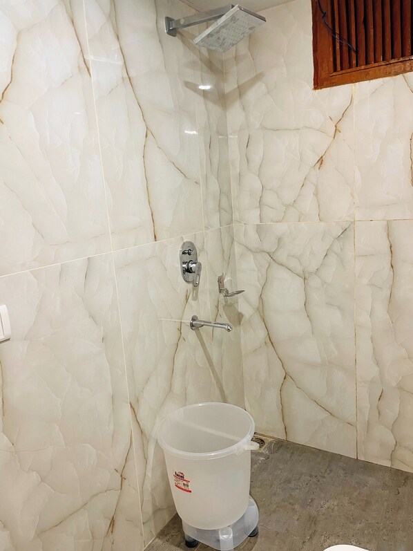 Bathroom - Nightingale Inn (Manali)