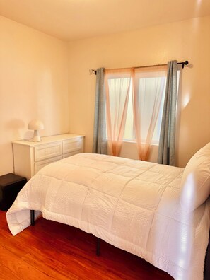 Room - Cozy 2-bedroom house in gorgeous SeaTac with AC (SeaTac)