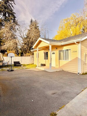 Exterior - Cozy 2-bedroom house in gorgeous SeaTac with AC (SeaTac)