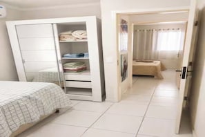 Ein Schlafzimmer mit einem Bett, einem Kleiderschrank und einem kleinen Tisch mit Stuhl.