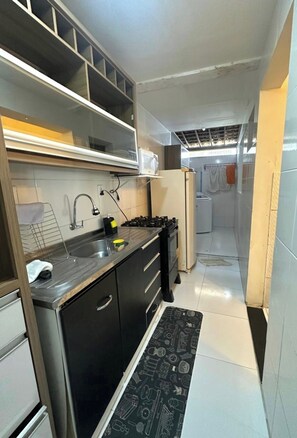 Geladeira, micro-ondas, fogão, cooktop