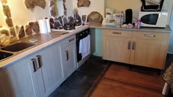Coffee/tea maker, fridge, microwave, oven