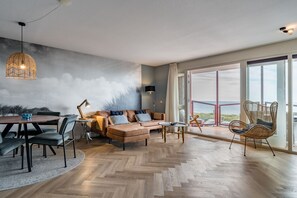 Smart TV - Beautifully located on Nordboulevard on the 1st floor. Directly on the beach, balcony with wonderful sea view, 2 bedrooms and garage. (Egmond aan Zee)