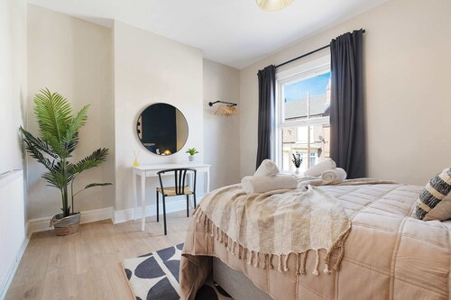 Stylish 4BR Sleeps 8 by Stay With Us