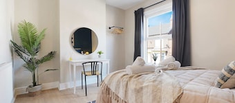 Stylish 4BR Sleeps 8 by Stay With Us