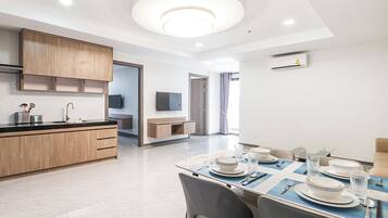 Superior Room, 1 Bedroom, Balcony, River View | Tempat makan