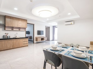 Quarto superior, 1 quarto, sacada, vista para o rio | Opções para refeição