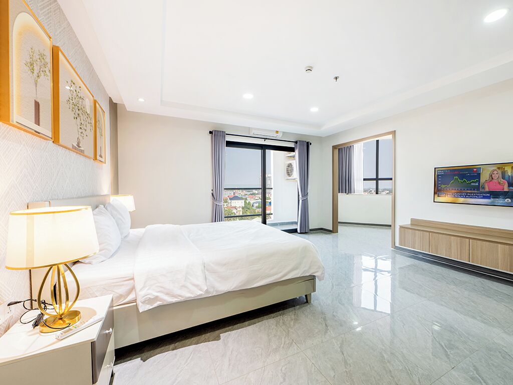 Luxury Suite, Balcony, River View | Meja, Wi-fi percuma 