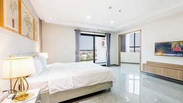 Luxury Suite, Balcony, River View | Meja, Wi-fi percuma