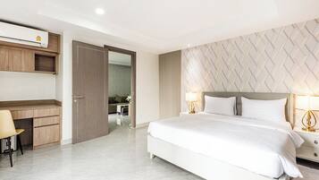 Una habitación de hotel moderna con una cama grande, un escritorio y un armario.