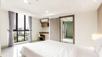 Deluxe Suite, Balcony, River View | Meja, Wi-fi percuma