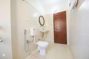 Shower, free toiletries, towels, soap - Biker Gang Hotel & Cafe By OTABoostup (Keylong)