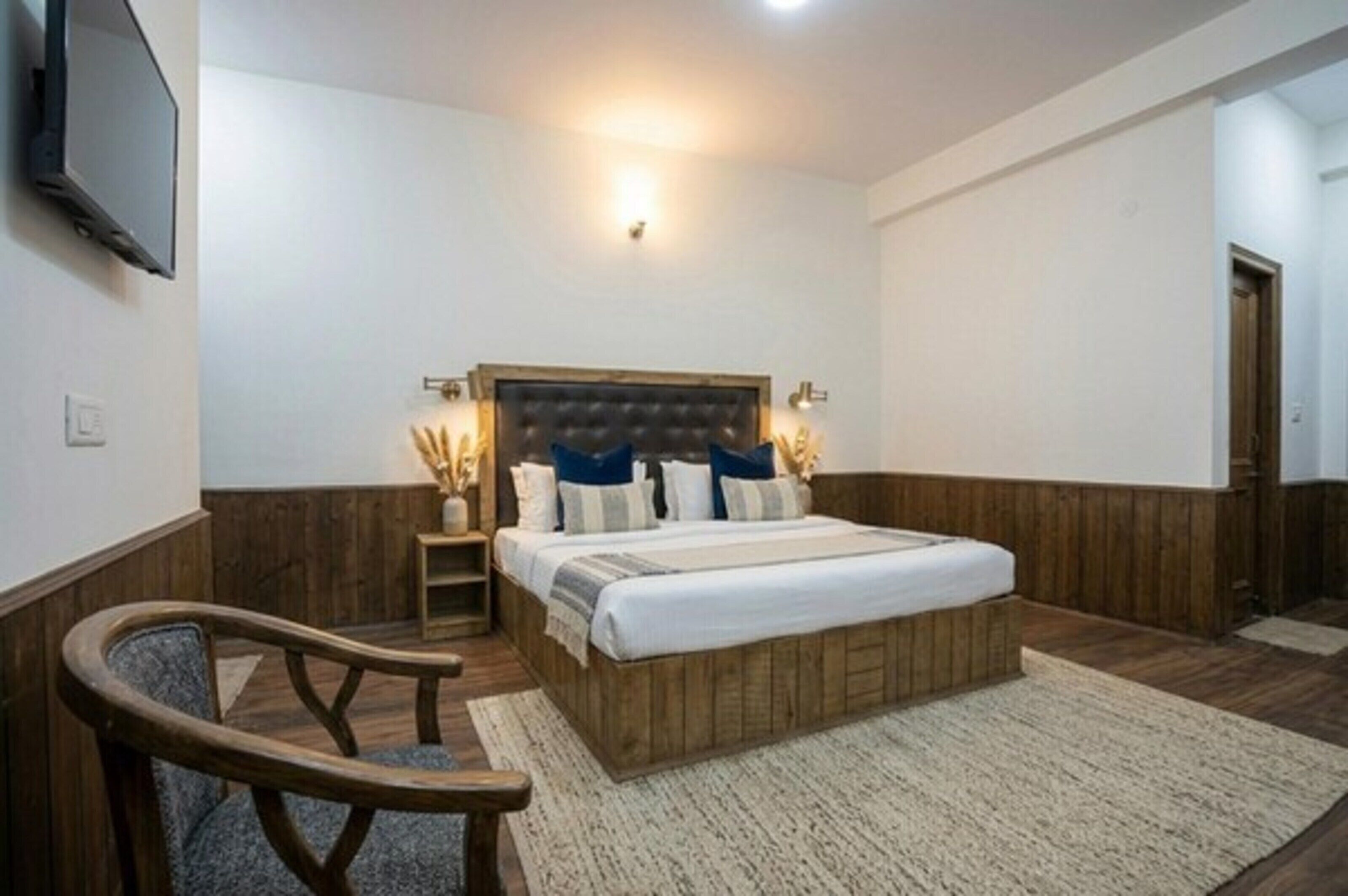 Desk, laptop workspace, iron/ironing board, free WiFi