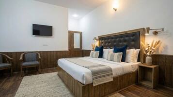 Desk, laptop workspace, iron/ironing board, free WiFi