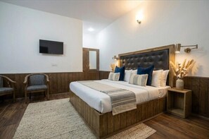 Desk, laptop workspace, iron/ironing board, free WiFi - Biker Gang Hotel & Cafe By OTABoostup (Keylong)