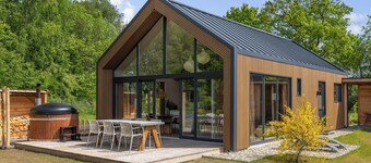A cosy bungalow for four people with its own hot tub, situated in the green heart of Drenthe amongst the woods of Gasselte